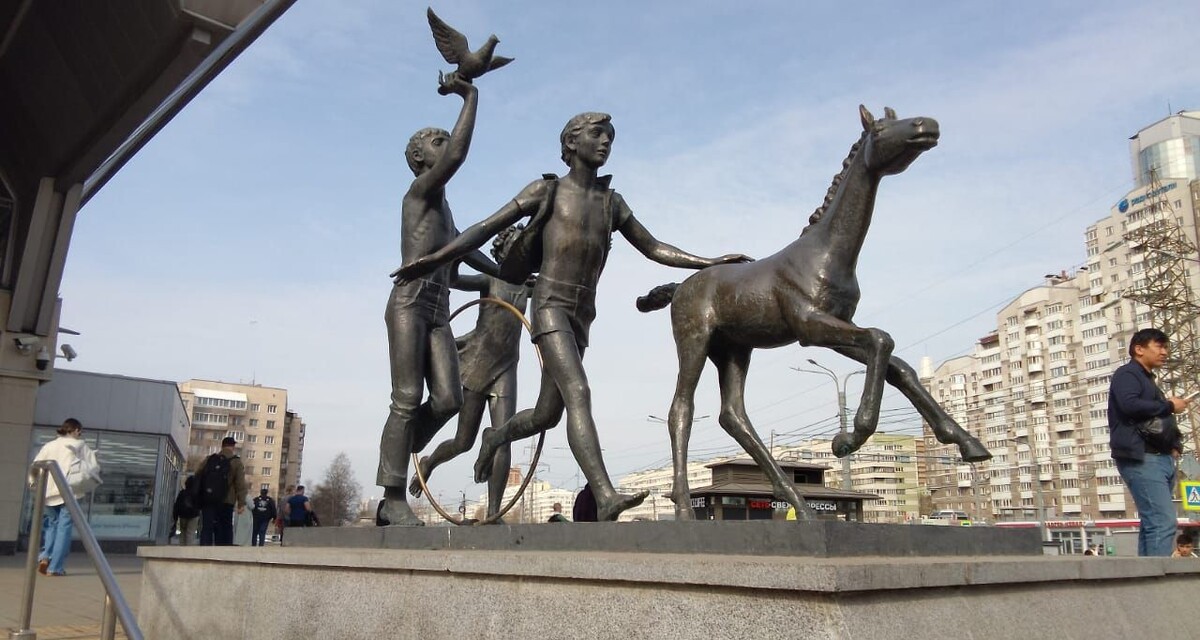 На выходе из м. Пионерская, где проходила электронная сделка купли-продажи.