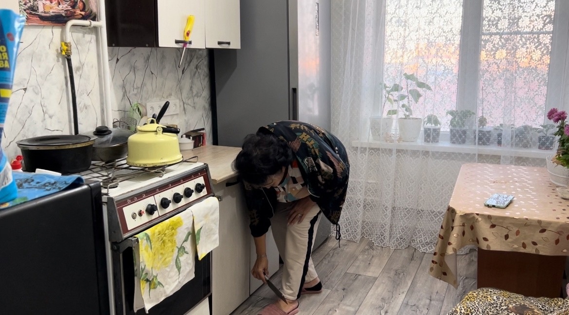  
Надежда Ивановна наглядно показала, как уронила нож на ногу

