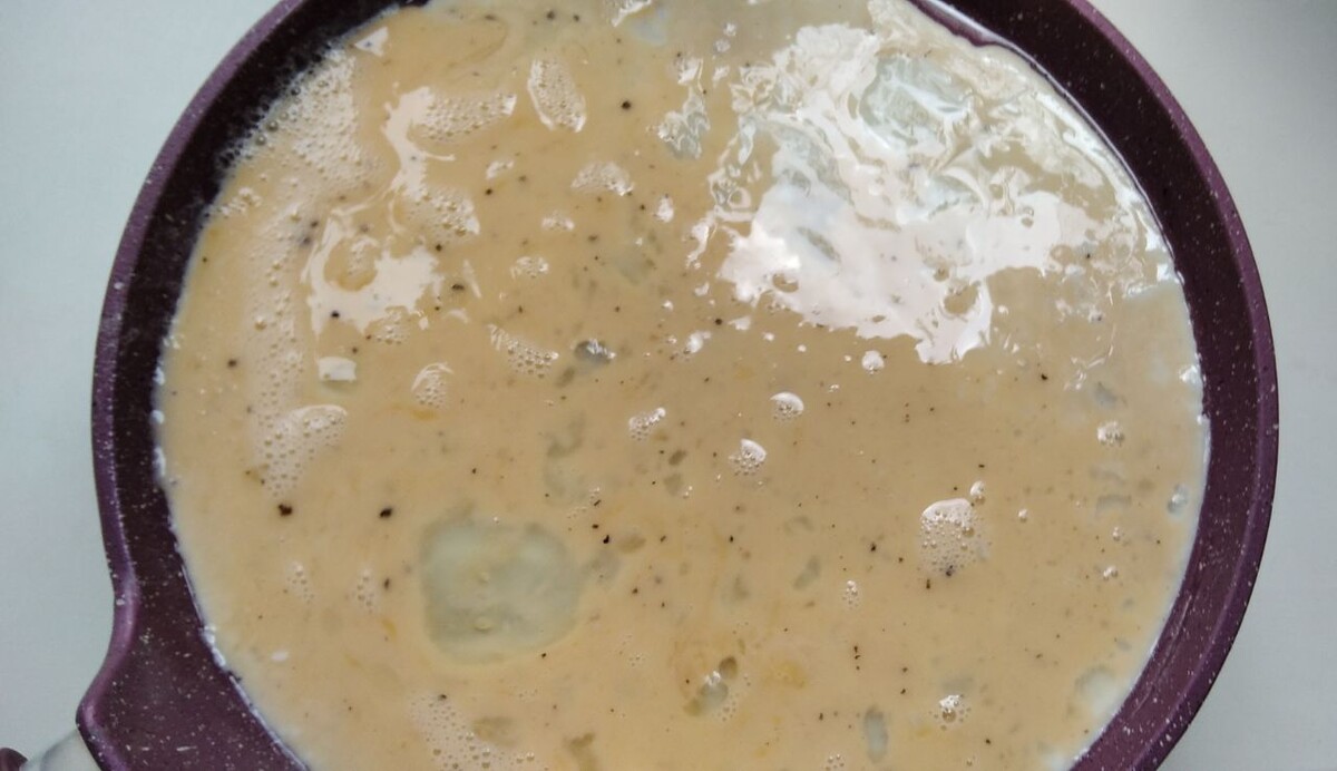 Выливаем на сковороду