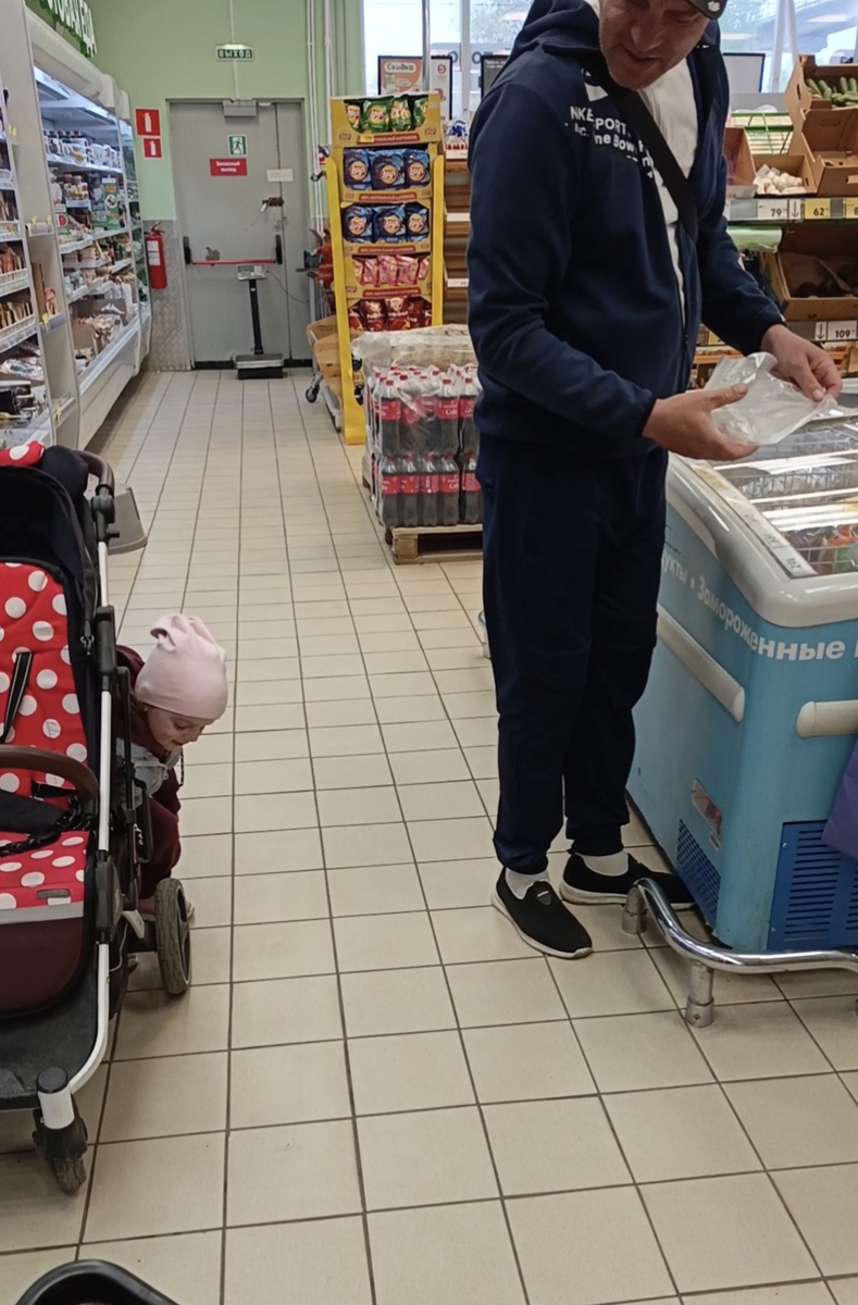 В магазине.