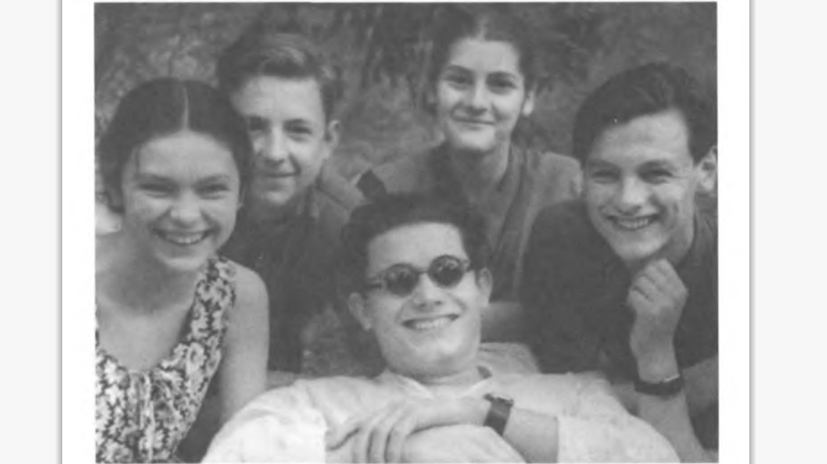 Фото   из книги Марины Тарковской "Осколки зеркала".  Анлрей  Тарковскикий - крайний справа.  Дмитрий Родичев  - в темных очках, в центре, лежит,  в то лето он не поднимался - последствия туберкулеза.  Марина Тарковская - слева. тубкреfile:///C:/Users/USER1/Desktop/27%20апреля%20%20%20%20на%20даче%20в%20кратове%20%20%20tarkovskaya_oskolki_zerkala_2006__ocr.pdf