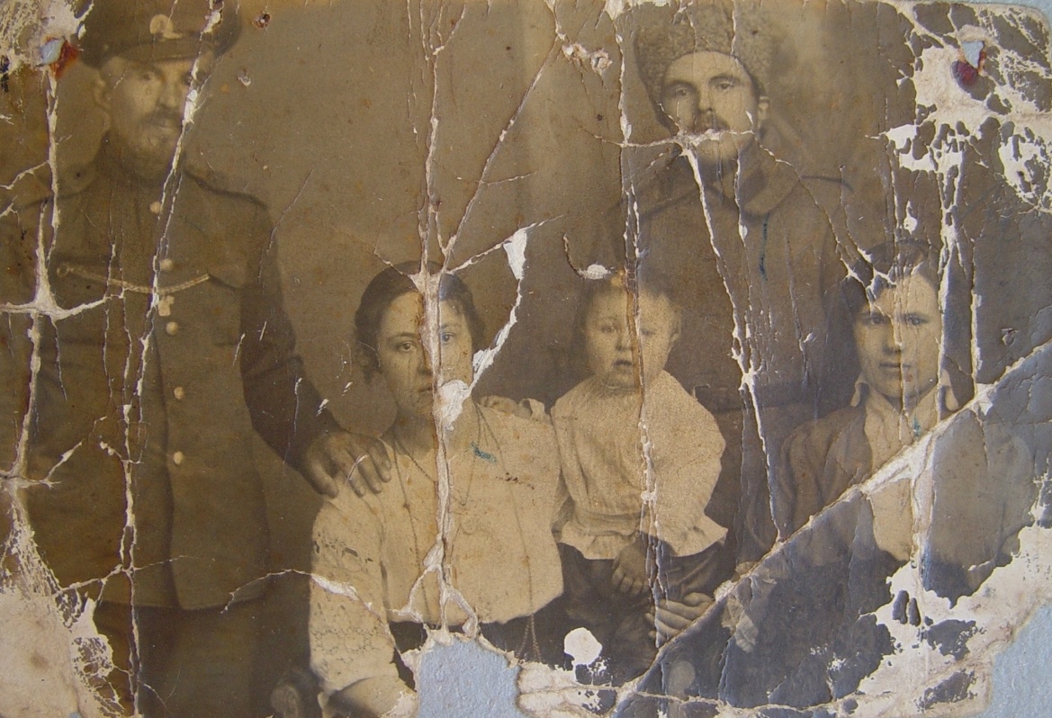 Фото 1915-го года.. Слева направо: Фёдор Николаевич Ксенофонтов, его жена - Ольга, Алексей Фёдорович Ксенофонтов, Василий Николаевич Ксенофонтов, Валентина Николаевна Ксенофонтова (Елисеева).