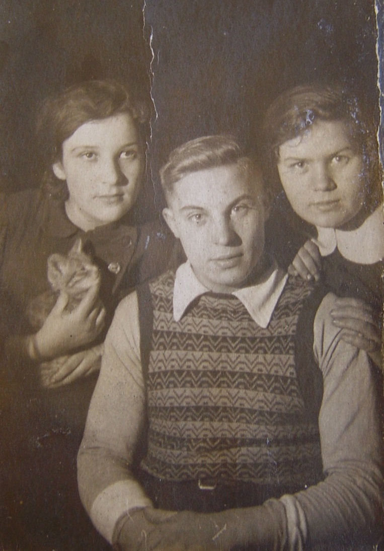 Анатолий Фёдорович Ксенофонтов с двоюродной сестрой Евгенией Степановной Елисеевой (справа)и её подружкой. Довоенное фото. Листайте галерею вправо.