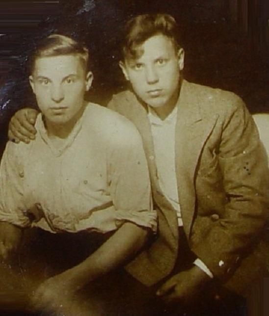 Анатолий Фёдорович Ксенофонтов с двоюродным братом-одногодкой Георгием Степановичем Елисеевым. Оба жили на 12-й Сокольнической, оба ходили в одну школу (мужскую), и скорее всего, были однокласссниками. Довоенное фото.