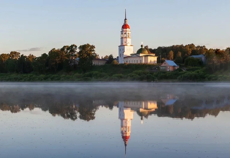 Фото: Тотьма на рассвете: вид на реку Сухона и на Успенскую церковь/Shutterstock Premier / Fotodom