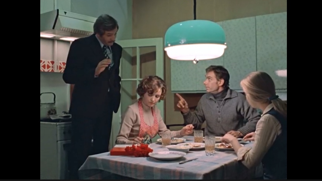 Предлагает купленный Катей коньяк.