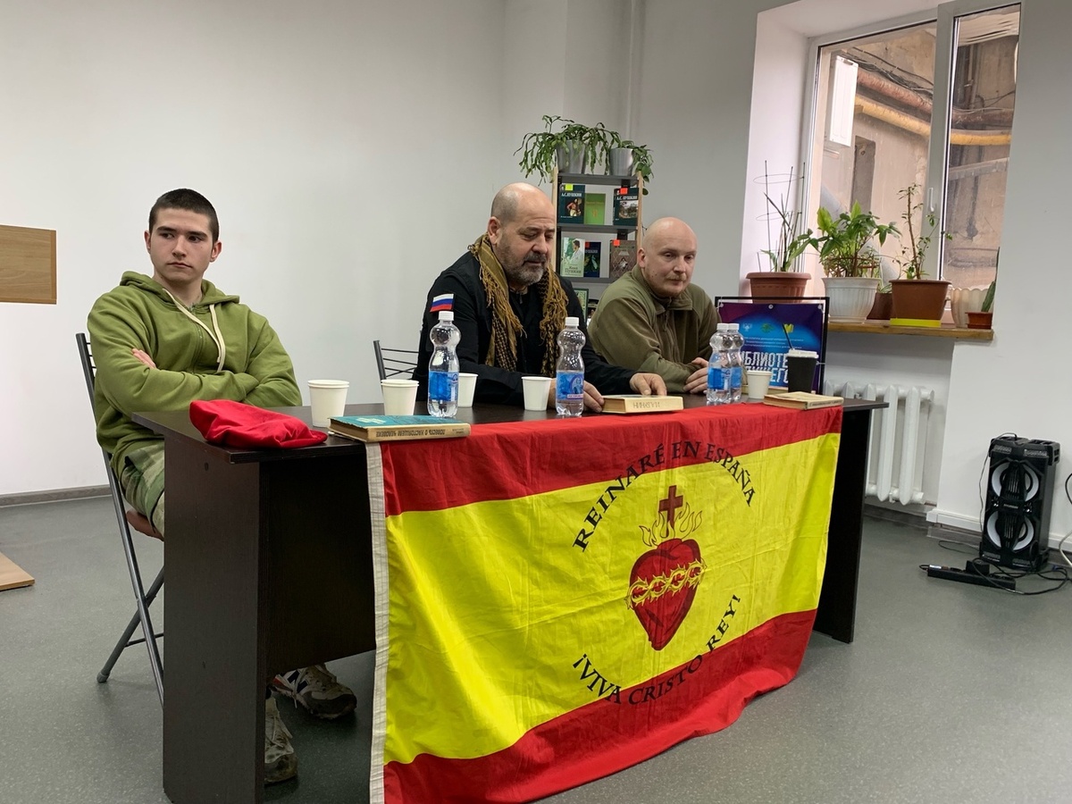 Испанцы-добровольцы в Донецкой молодежной библиотеке. Родное место, я тоже сидела за этим столом. 