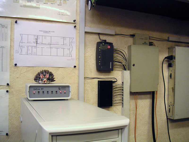 Обратите внимание на количество подключений к коммутаторам - сеть за последний месяц выросла вдвое — с 7 до 14 компьютеров. Слева вверху фотографии на стене висит обновлённая схема сетию