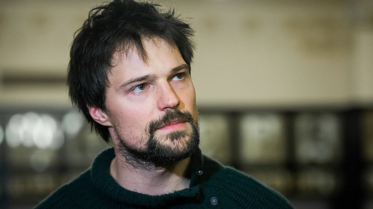 Источник https://cdn.forbes.ru/forbes-static/c/1824x1026/new/2023/05/1aktyor-kozlovskiy-kopia-646252d0924ba.jpg