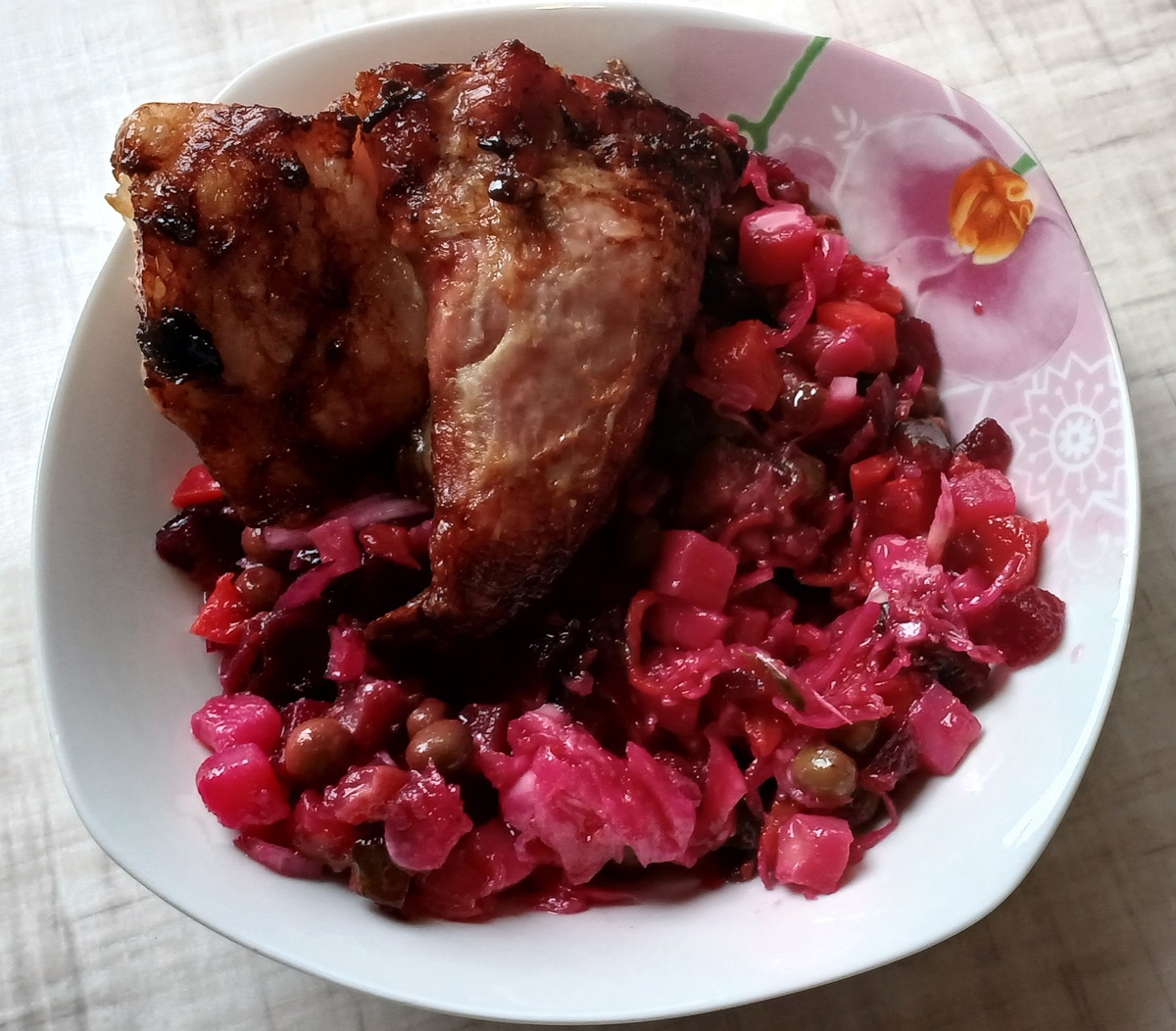 Винегрет и запеченная свиная грудинка.