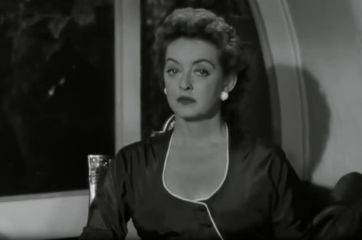 В фильме "Звезда" Бетти Дейвис сыграла актрису на закате карьеры