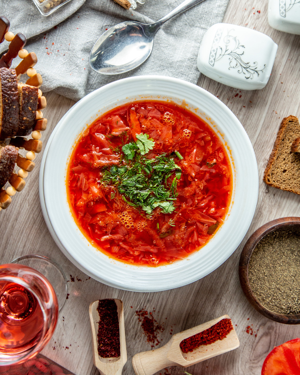 <a href="https://ru.freepik.com/free-photo/traditional-ukrainian-borscht-with-slices-brown-bread-soft-drink_7802145.htm#fromView=search&page=1&position=3&uuid=bb7360a7-0c3b-49a0-ad64-d99a616c9fe4&query=%D0%B1%D0%BE%D1%80%D1%89">Изображение от KamranAydinov на Freepik</a>