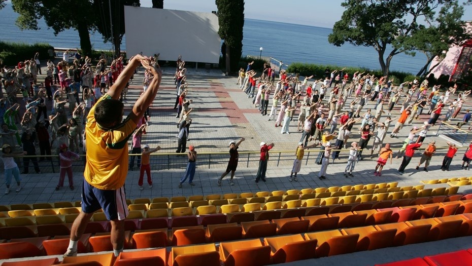    Дети во время утренней зарядки в летнем оздоровительном лагере в Крыму, архив "Делового Петербурга". Автор фото: PHOTAS / ООО "Издательский дом Родионова"