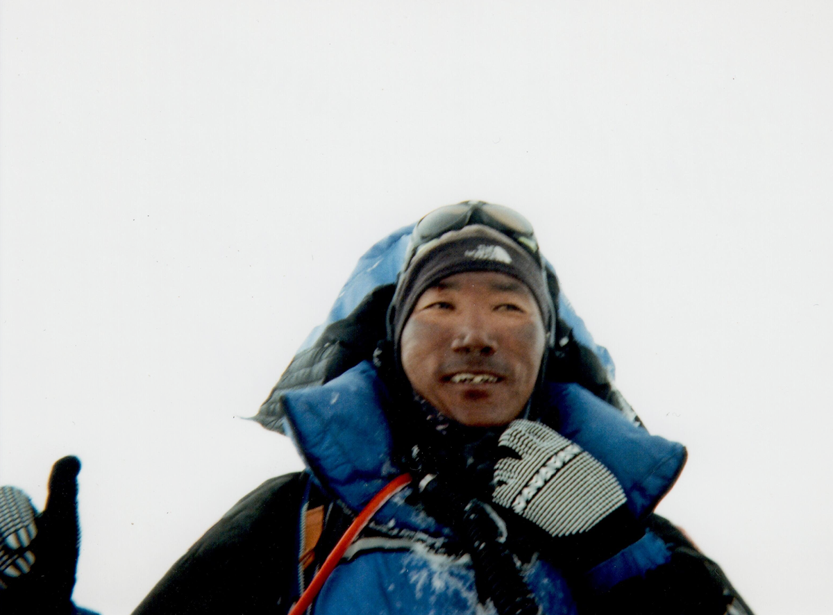 Ками Рита — рекордсмен по восхождению на вершины выше 8000 метров: на начало 2025 года у него их уже 40. На этом фото — легендарный альпинист на вершине Эвереста в 2010 году. Vlvescovo / Wikimedia