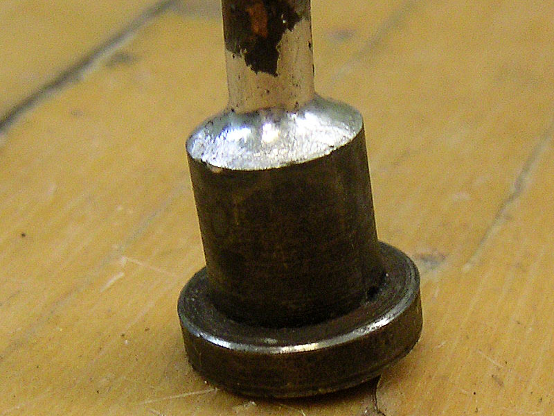 Спайка медной трубки и наконечника, произведённая паяльником 200 Вт системы «топор» для подключения электроконтактного манометра к контуру отопления.