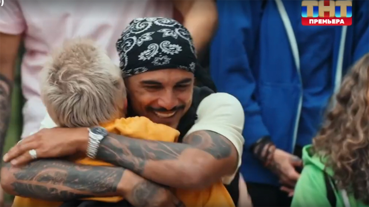 Натан обнял Алену Блин. Фото: кадр программы