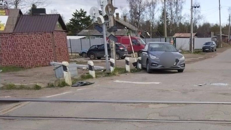    Автомобиль, выехавший на ж.-д. пути перед электричкой неподалёку от станции Дунай во Всеволожском районе Ленобласти, апрель 2025 года. Автор фото: Пресс-служба Северо-Западной транспортной прокуратуры