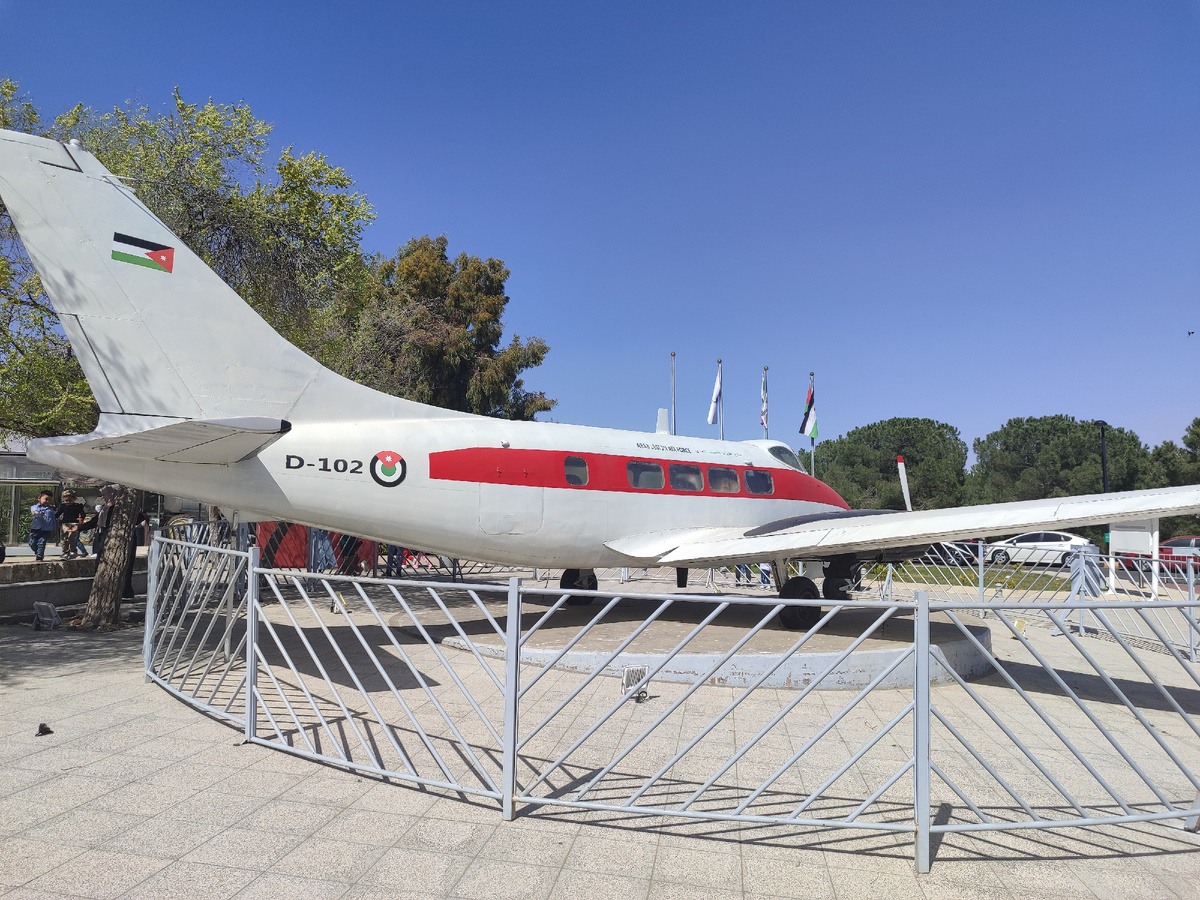 На улице стоят два экспоната. Самолет DE Haviland стоит здесь не просто так. На таком, а может и на этом, король Хусейн, еще совсем юноша, учился летать. Пилотирование еще одно его совсем не королевское увлечение