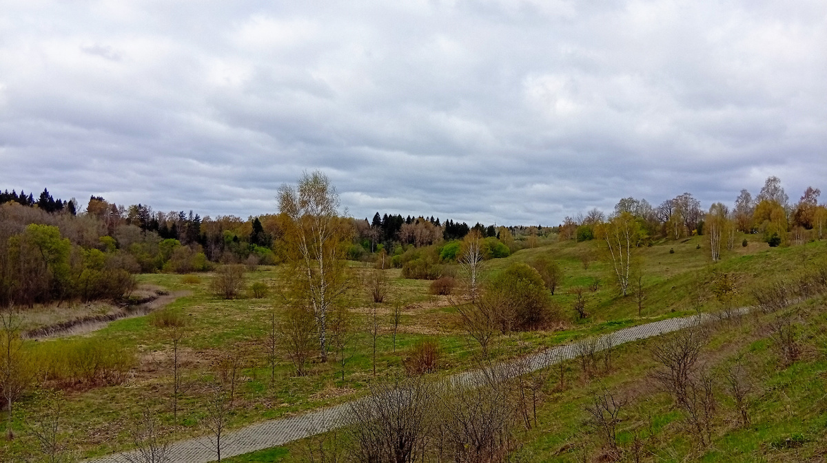 Возвышенность справа - это бывшие крепостные валы Радонежского Городка. Фото из личного архива автора.