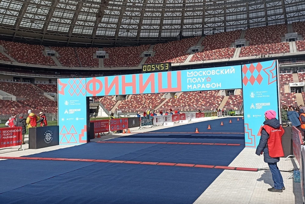    В 2025 году финиш Московского полумарафона был внутри Большой спортивной арены "Лужники". / Фото: Мария Павлова/РГ