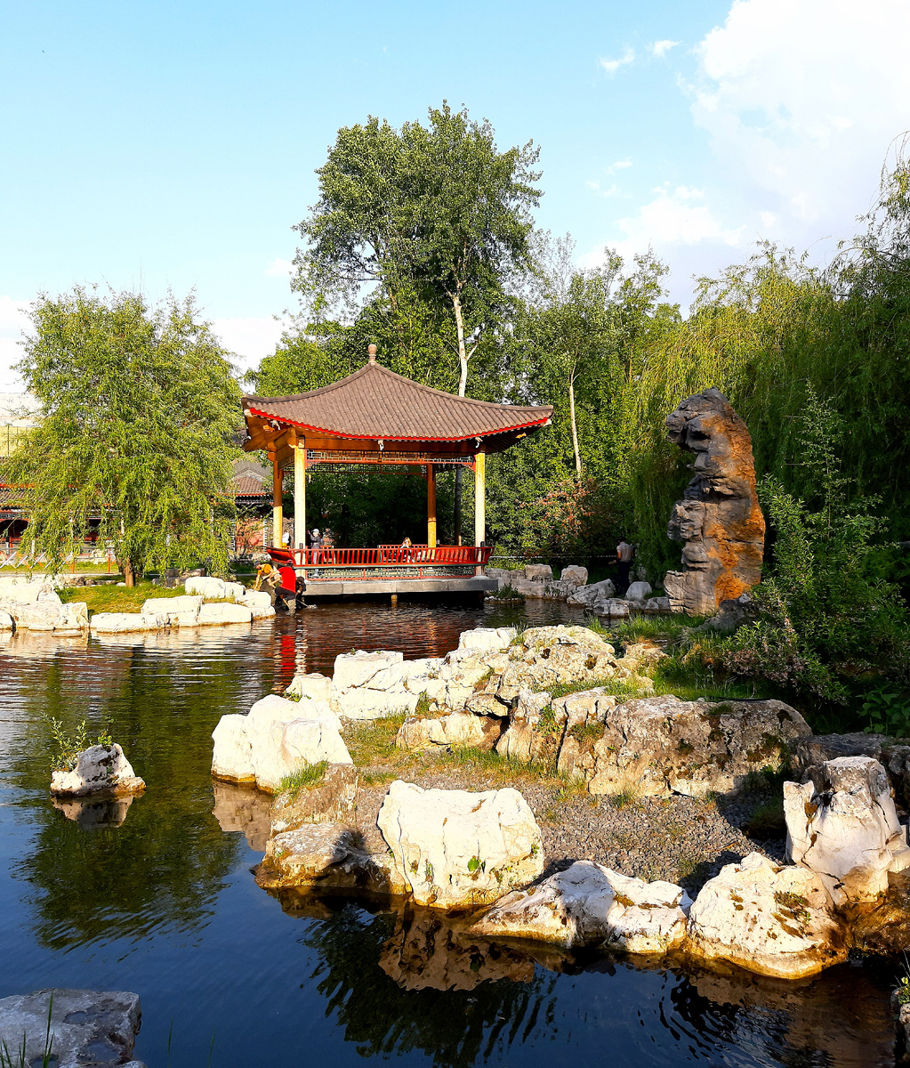 Весна 2025 в парке «Хуаминюан». Пруд Линлун и Беседка Фэнхэ. Москва.