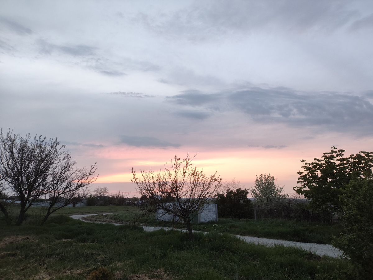 Издалека ярко и не правильно. Зато видно, что нам новую дорогу аж по полю сделали