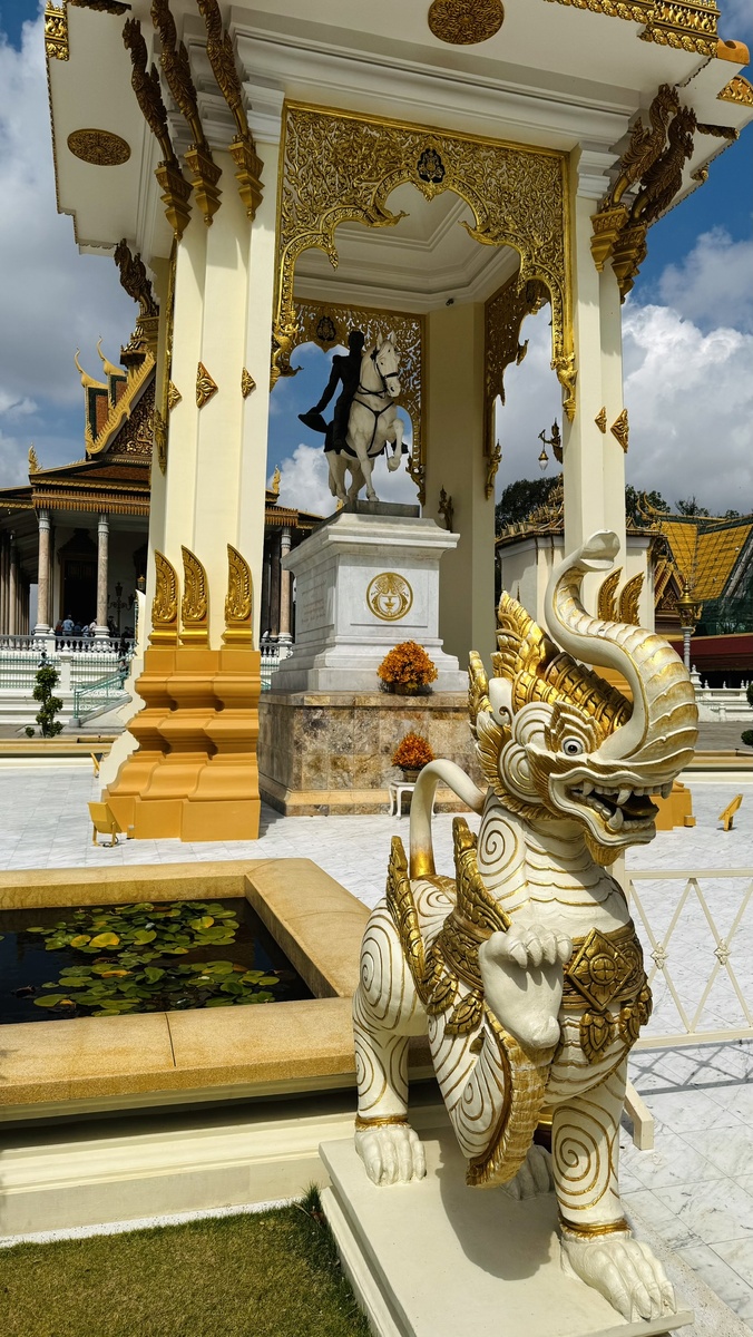 Серебряная пагода сзади. Снимать в ней нельзя.