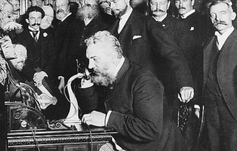 Александр Белл тестирует своё изобретение