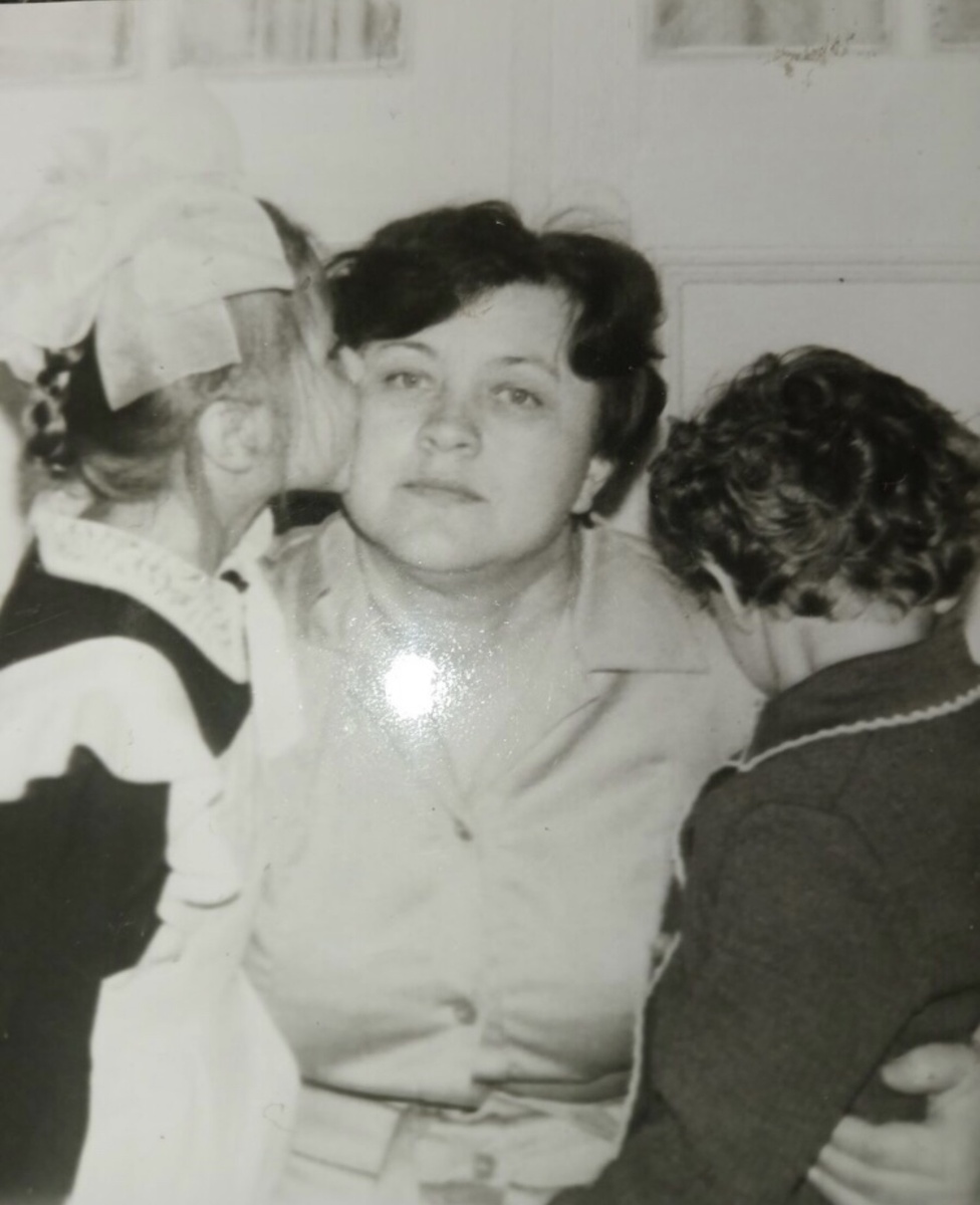 Моя бабушка, Тамара Андреевна Балетинских (в девичестве – Маханькова), я и двоюродный брат. Начало 1980-х годов. Мне 8 лет, бабуле - 48. Фото из семейного архива