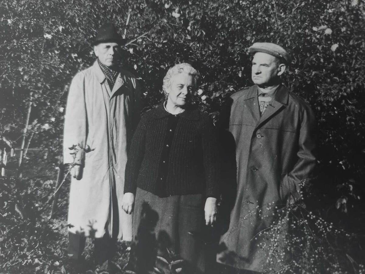 Фото автора. Слева направо: мои дед и бабушка, дядя Петя