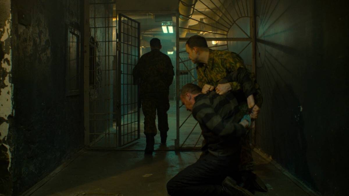    Кадр из сериала «Аутсорс», режиссер Душан Глигоров, 2025 / Фото: Онлайн-кинотеатр OKKO