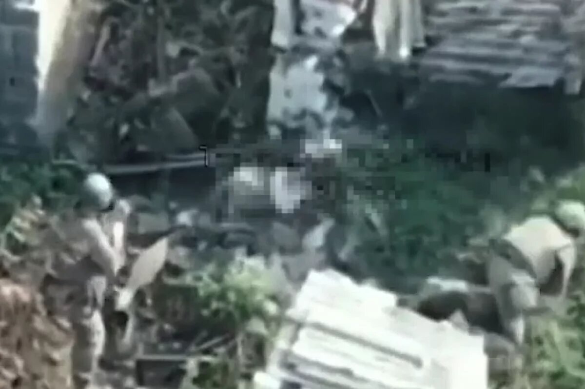    Дрон заснял попытку пленного бойца ВСУ отнять оружие у российского военного