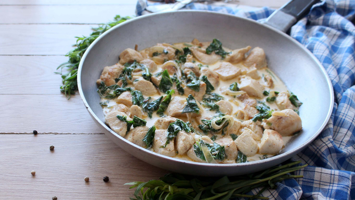 Курица на сковороде. Курица в соусе. Рецепты французской кухни. Домашние рецепты. Быстрые рецепты.