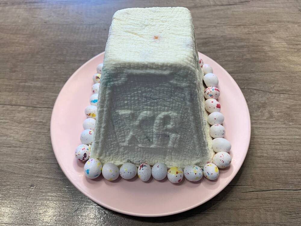 Творожная пасха, украшенная драже