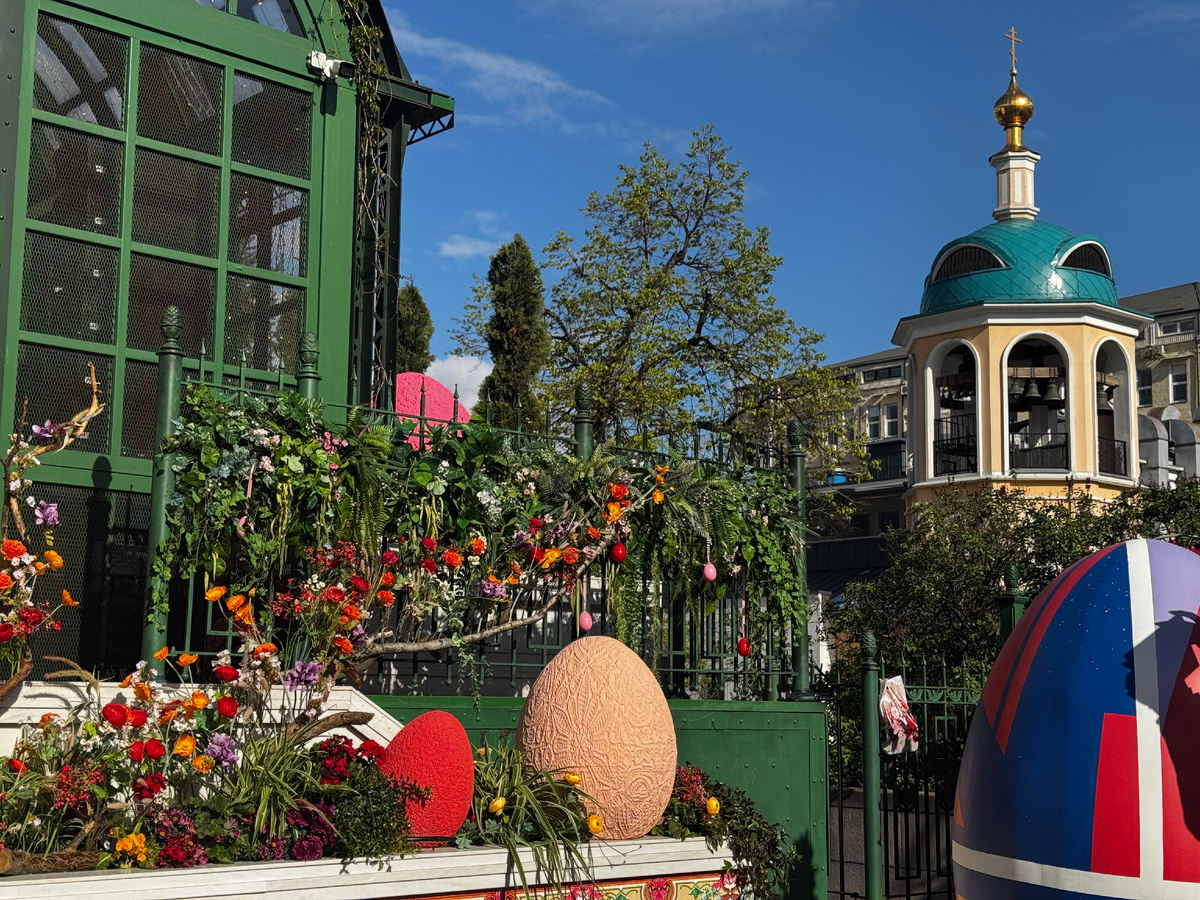 Более 70-ти пасхальнных яиц выставлено на площадке. Фото автора.