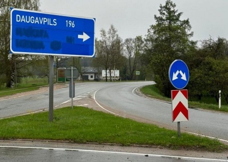    В Латвии закрашивают слово «Москва» на дорожных указателях