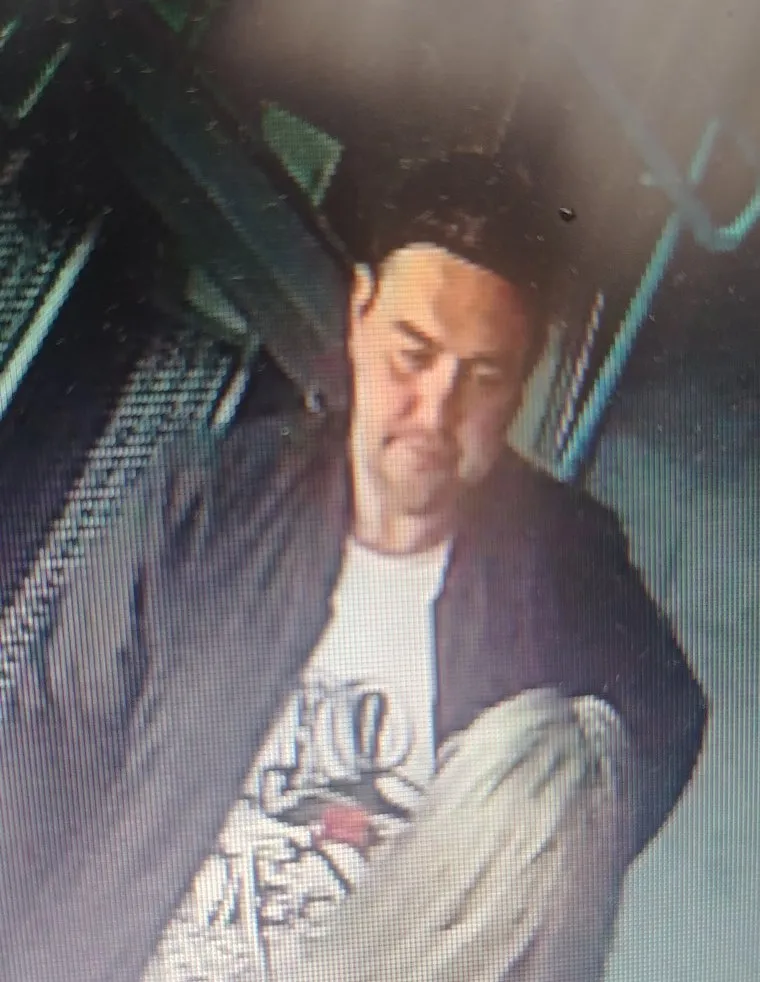 Злоумышленника просят опознать по фото с камер видеонаблюдения
Фото: МВД России по г. Перми/ВК