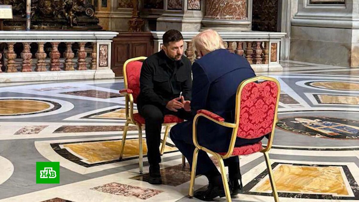    Было три стула: почему Макрон стоял у стенки во время беседы Трампа с Зеленским