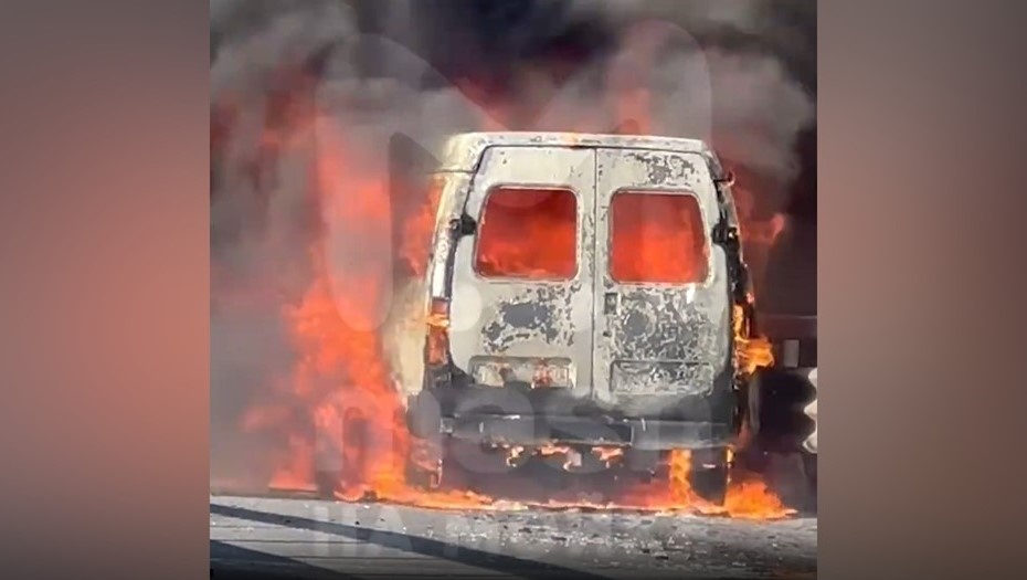    Фургон "Газель", сгоревший на ЗСД в Петербурге 27 апреля 2025 года. Снимок с видео, максимально возможное качество. Автор фото: "Mash на Мойке"