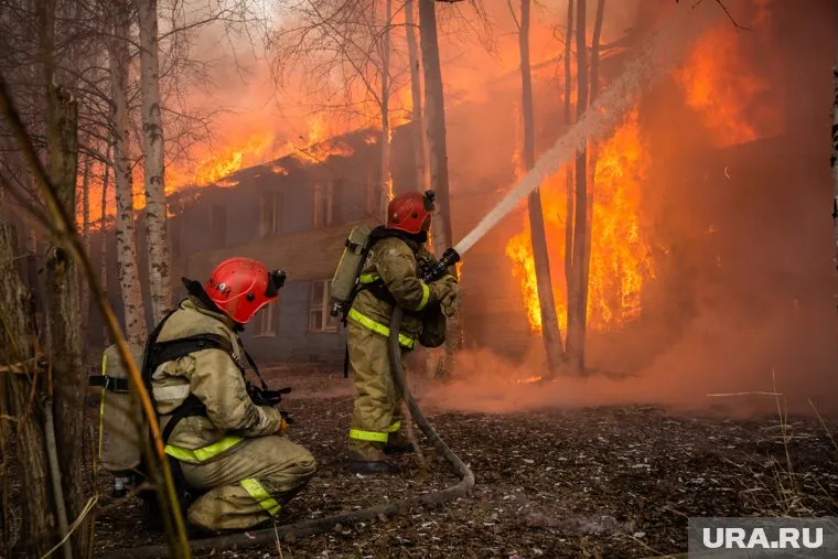 К тушению пожара в Москве привлечены 90 специалистов и 25 единиц техники
Фото: Александр Кулаковский © URA.RU