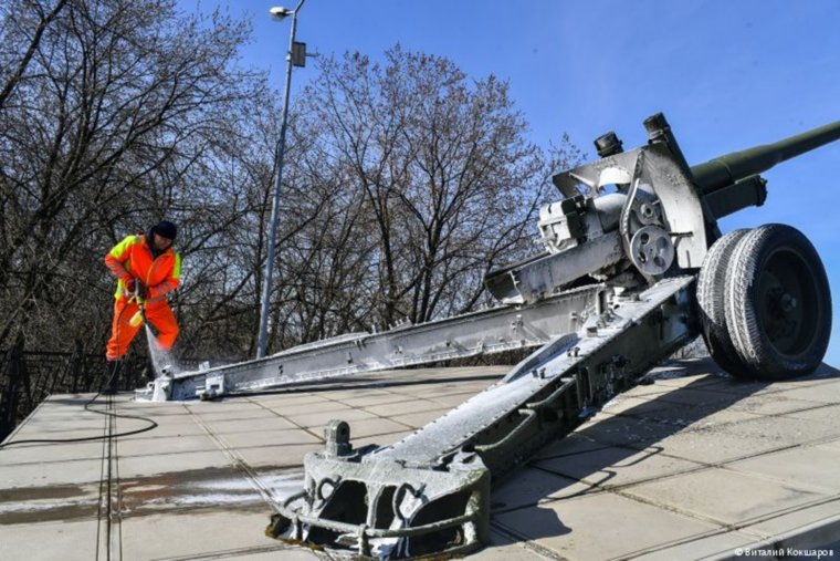 Каждый памятник обрабатывается специальным щадящим составом, который безопасен для окружающей среды
Фото:Администрация Перми
