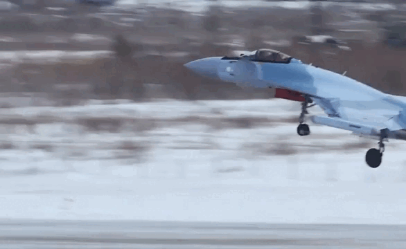 Взлёт одного из переданных в войска Су-35С, конец марта 2025 года (GIF видео).