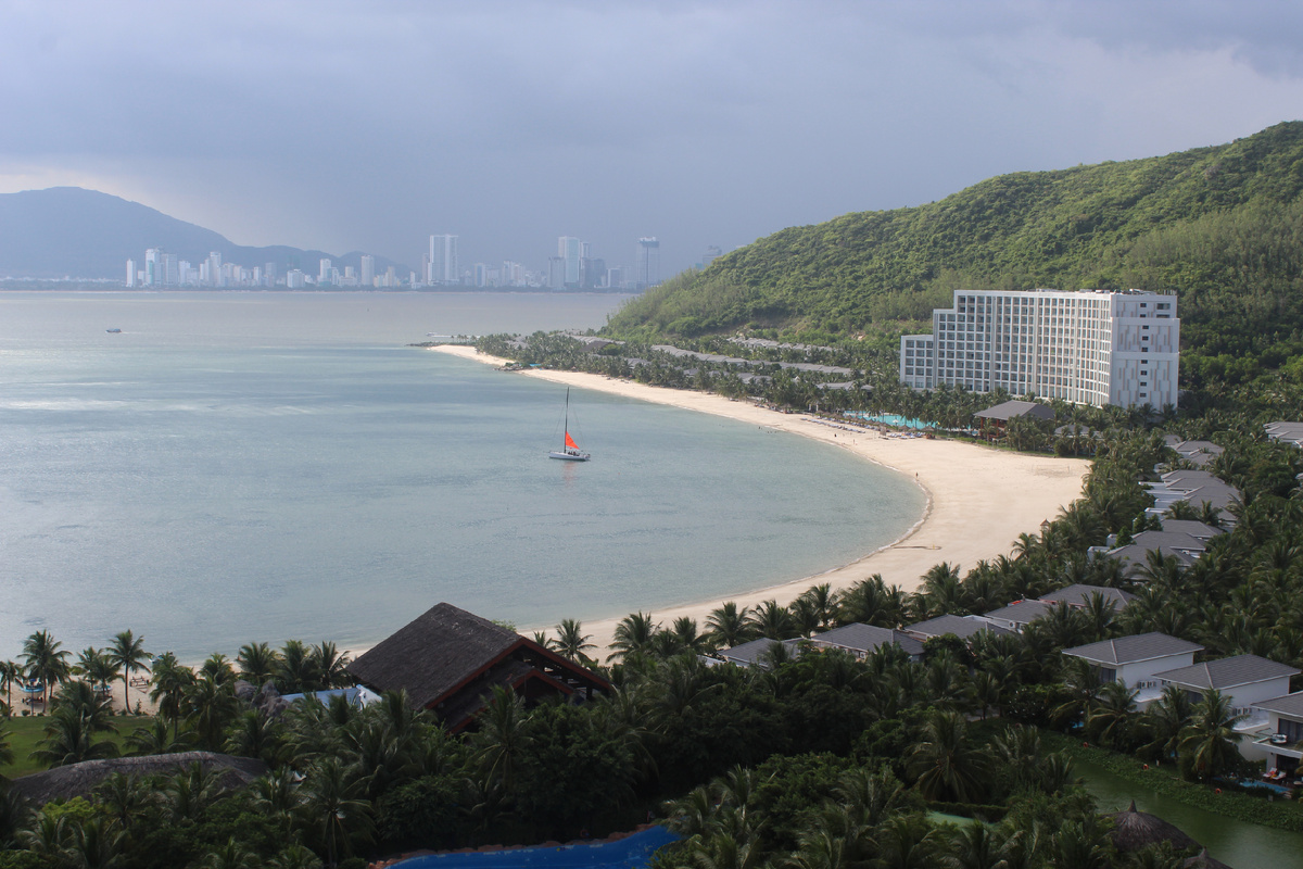 Роскошный пляж: без людей. Тут и море спокойное, а в Нянчанге волны