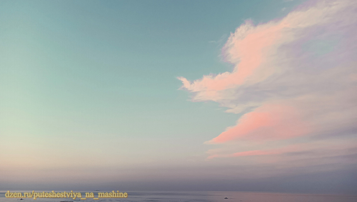 Сейчас уже несколько дней над нами хмурится небо, запуская в нас то град, то снег, то дождь. Поэтому захотелось вспомнить о чем-то теплом и приятном. И пусть это будет вечернее небо над Каспийским морем.