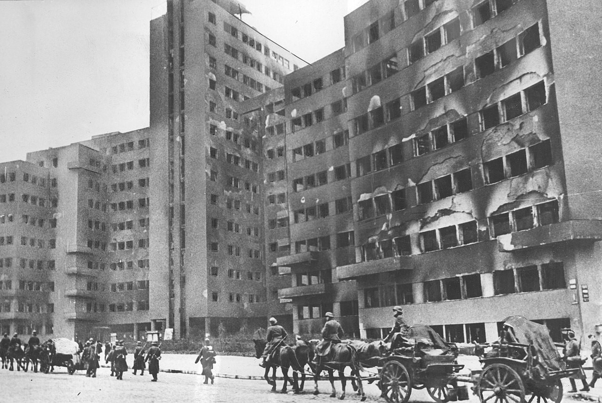 Немецкие войска входят в Харьков. 10.1941.