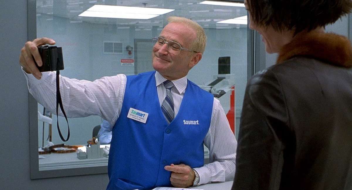 В закадровом монологе Сай упоминает, что его искусство за пару дней не освоишь. Готовясь к роли, Уильямс пару дней провёл в учебном центре по проявке фотографий. 