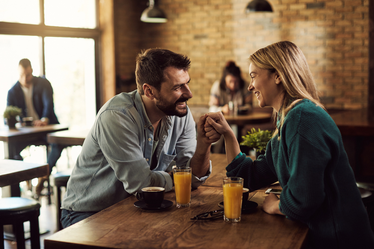 <a href="https://ru.freepik.com/free-photo/happy-couple-holding-hands-talking-cafe_28998704.htm#fromView=search&page=1&position=7&uuid=2935ea25-4809-4c2d-9001-3fe0d6cacdad&query=%D0%BC%D1%83%D0%B6%D1%87%D0%B8%D0%BD%D0%B0+%D1%81+%D0%B4%D0%B5%D0%B2%D1%83%D1%88%D0%BA%D0%BE%D0%B9+%D0%B2+%D0%BA%D0%B0%D1%84%D0%B5">Изображение от Drazen Zigic на Freepik</a>