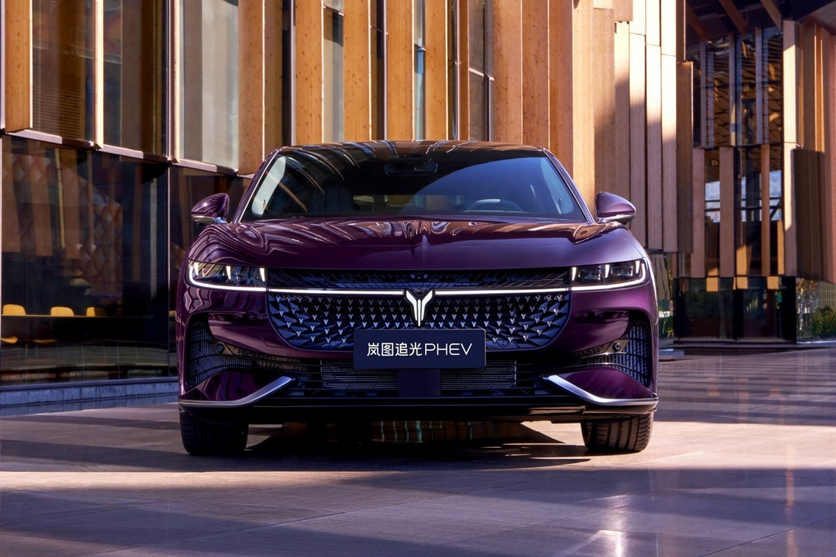 Анонсировали старт продаж гибридной версии седана Voyah Passion на российском рынке