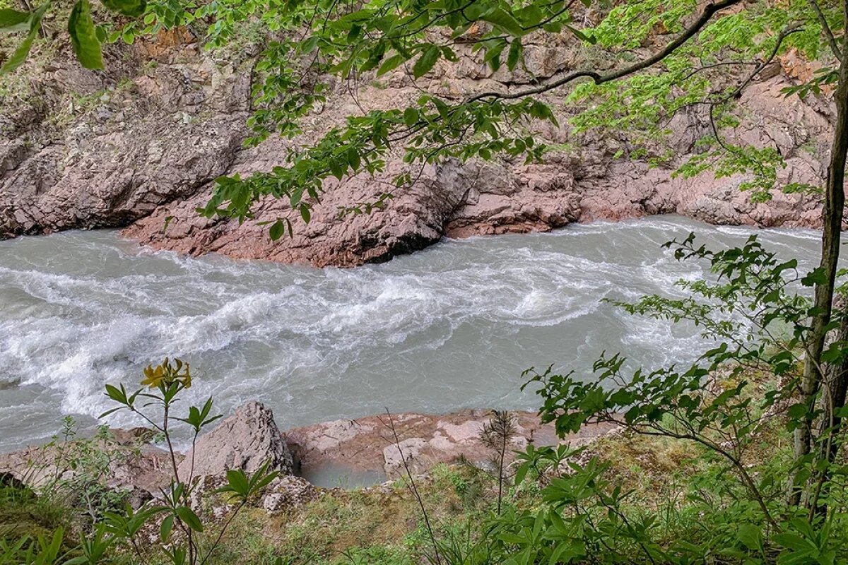    В Адыгее продолжаются поиски ребенка, пропавшего в реке Белой