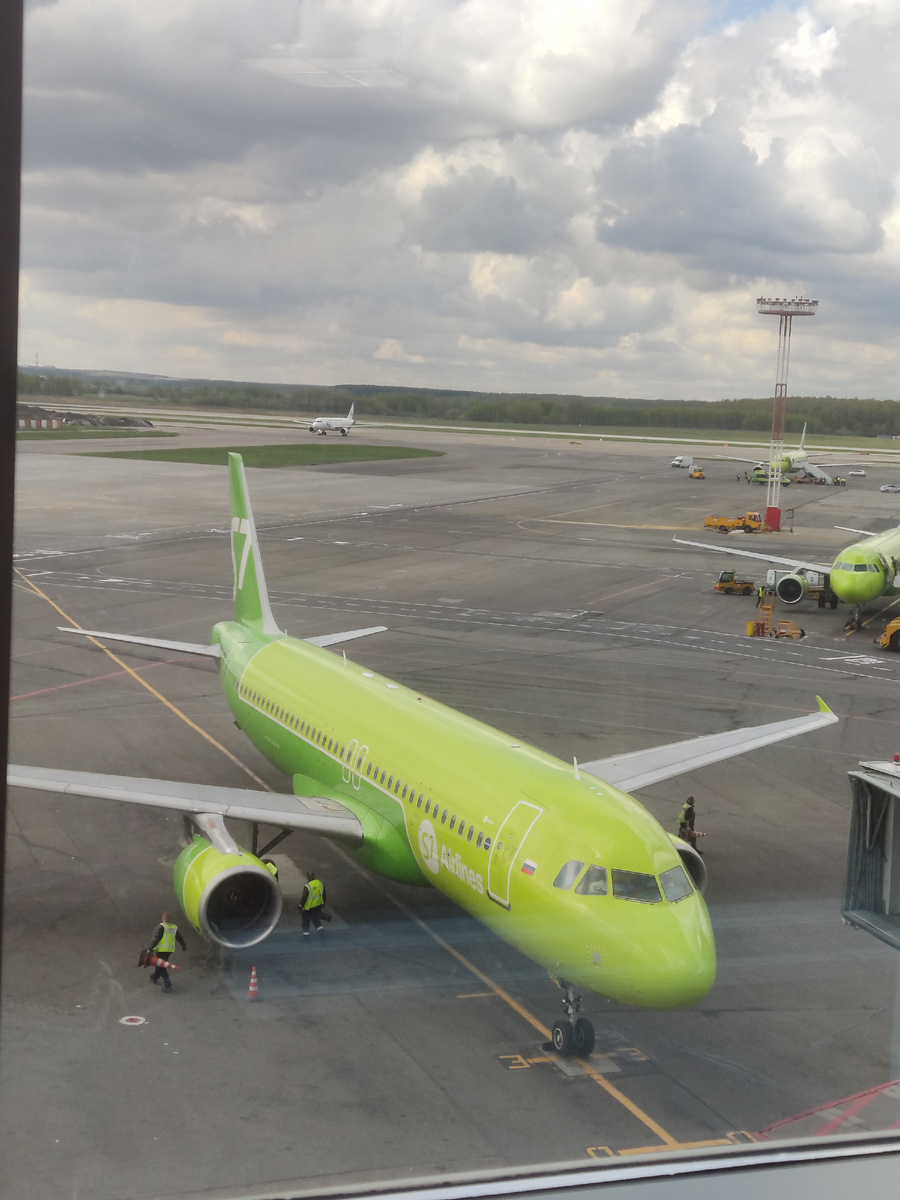 Вот на таком самолете я улетел в Калининград 